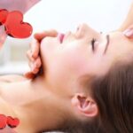 Une dame qui se fait masser le visage