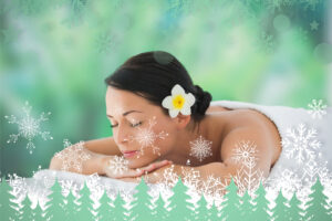Une femme allongé sur une table de massage avec un fleur de bali dans les cheveux