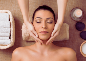 Une femme qui reçoit un massage shiatsu du visage