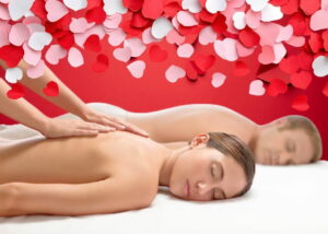 Un couple allongé côte à côte pour un massage du dos