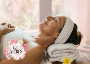 Une femme allongée sur une table de massage l'air détendu.